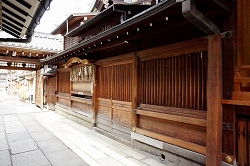 本殿横の「たたき板」