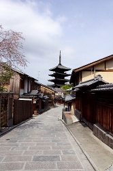 二寧坂から見る八坂の塔