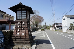 楽山園入口の中小路