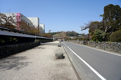 中門へ続く道