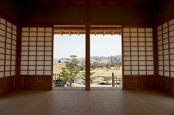 梅の茶屋内から見た昆明池