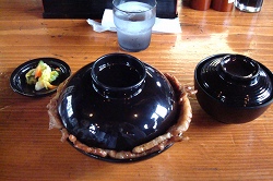 器から飛び出す豚肉
