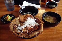 白髪葱がのった豚丼