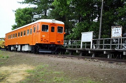 ホームとディーゼルカー